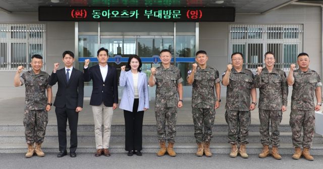 이진숙 전무이사(왼쪽 4번째)를 비롯한 동아오츠카 관계자들이 호군보훈의 달을 맞아 육군훈련소를 방문, 기념 행사를 위한 음료를 전달한 뒤 훈련소 간부들과 기념촬영을 하고있다.동아오츠카 제공