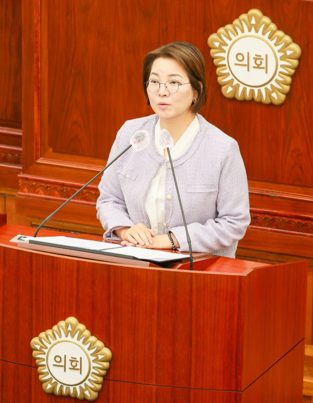 황선희 과천시의화 부의장이 13일 정례회 본회의에서 최근 환매권 관련 배상 판결과 과천시 행정조직 개편의 필요성에 대한 입장을 밝히고 있다. 과천시의회 제공