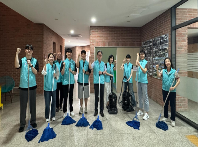 12일 오전 용인특례시 수지구 동천동 아동양육시설 성심원에서 국민건강보험공단 용인서부지사 이원복 지사장과 직원들이 청소 공헌활동을 진행하고 기념촬영을 하고 있다. 국민건강보험공단 용인서부지사 제공