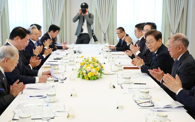 이재명 대통령이 13일 서울 용산 대통령실에서 열린 6경제단체·기업인 간담회에서 최태원 SK그룹 회장 겸 대한상공회의소 회장의 발언 뒤 참석자와 함께 박수치고 있다. 연합뉴스