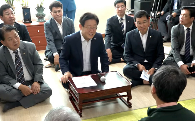 지난 2024년 10월31일 인천 강화군 당산리 마을회관을 찾은 더불어민주당 이재명 대표(인천 계양을)가 북한 대남방송으로 인해 소음피해를 당하고 있는 주민들의 피해 상황을 전달받고 있다. 더불어민주당 제공