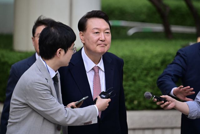 윤석열 전 대통령이 지난 9일 서울 서초구 서울중앙지방법원에서 열린 내란 우두머리 혐의·직권남용 권리행사 방해 혐의 사건 6차 공판에 출석한 뒤 법정을 나서고 있다. 연합뉴스