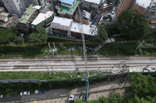 13일 서울 서대문구 경의중앙선 가좌역∼신촌역 구간 선로 위로 사다리차가 넘어져 있다. 연합뉴스