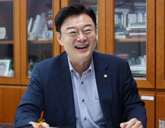 김성원 의원이 14일 경기일보와 인터뷰를 하고 있다. 의원실 제공