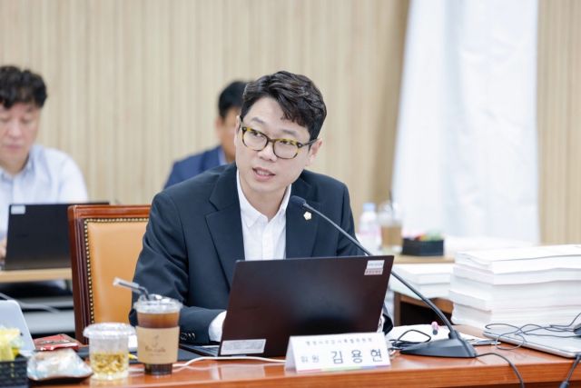 김용현 구리시의원이 행정사무감사에서 구리의 대표축제인 ‘유채꽃 축제’와 ‘코스모스 축제’가 지역경제 활성화라는 취지에 실질적인 성과를 내지 못하고 있다고 지적하고 있다. 김용현 구리시의원 제공