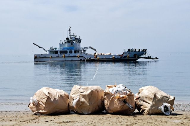 옹진군 소이작도 약진넘어해변에서 수거한 해안쓰레기와 이를 육지로 옮기는 옹진청정호. 옹진군 제공