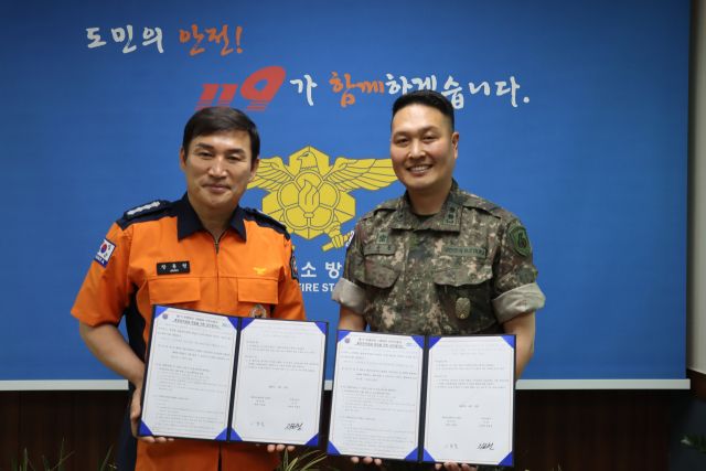 이천소방서 장동권 서장(왼쪽)이 군과 테러 대응 협력을 위해 제171보병여단 3901부대 1대대 이봉철 대대장과 업무협약을 맺였다 이천소방서 제공.