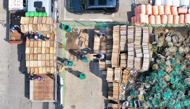 인천 중구 옹진수협 공판장 앞 부두에서 봄철 조업을 맞아 출항을 앞둔 어민들이 바쁘게 움직이고 있다. 경기일보DB