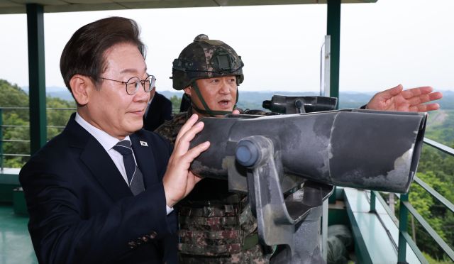 이재명 대통령이 지난 13일 경기도 연천군 육군 25사단 비룡전망대에서 망원경으로 북측 지역을 보고 있다. 연합뉴스