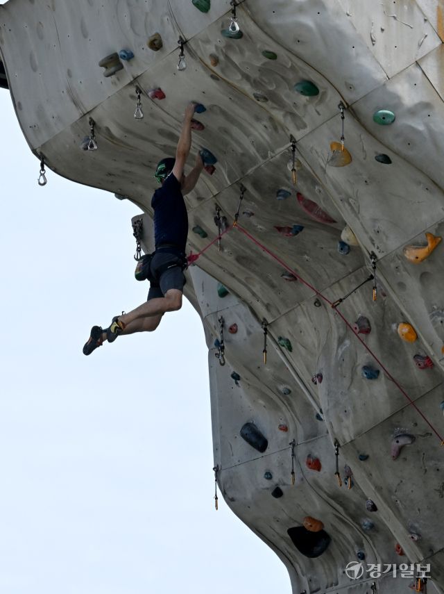 무더운 날씨를 보인 15일 인천 문학경기장 내 인공암벽장을 찾은 동호인이 스포츠클라이밍을 즐기고 있다.조병석기자