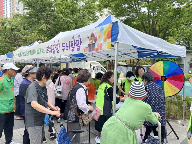‘행운의 룰렛돌리기 이벤트’ 행사장 앞에서 어르신들이 룰렛 돌릴 순서를 기다리고 있다. 마산동 제공