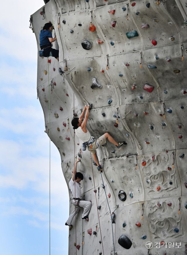 무더운 날씨를 보인 15일 인천 문학경기장 내 인공암벽장을 찾은 동호인이 스포츠클라이밍을 즐기고 있다.조병석기자