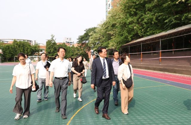 최대호 안양시장이 근명중고 안양대 경계사면 민원현장을 방문해 현장을 점검하고 있다. 안양시 제공