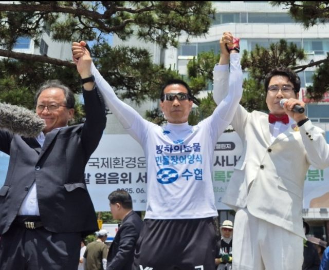 조승환씨가 15일 ‘넷제로워크챌린지 부산 2025’에서 ‘얼음 위 맨발 오래 서 있기’ 5시간 15분 도전에 성공한 뒤 환호하고 있다 . 조승환측 제공