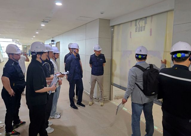 IPA 관계자들이 인천항 국제여객터미널에서 시민점검단과 함께 소방시설을 점검하고 있다. 인천항만공사 제공