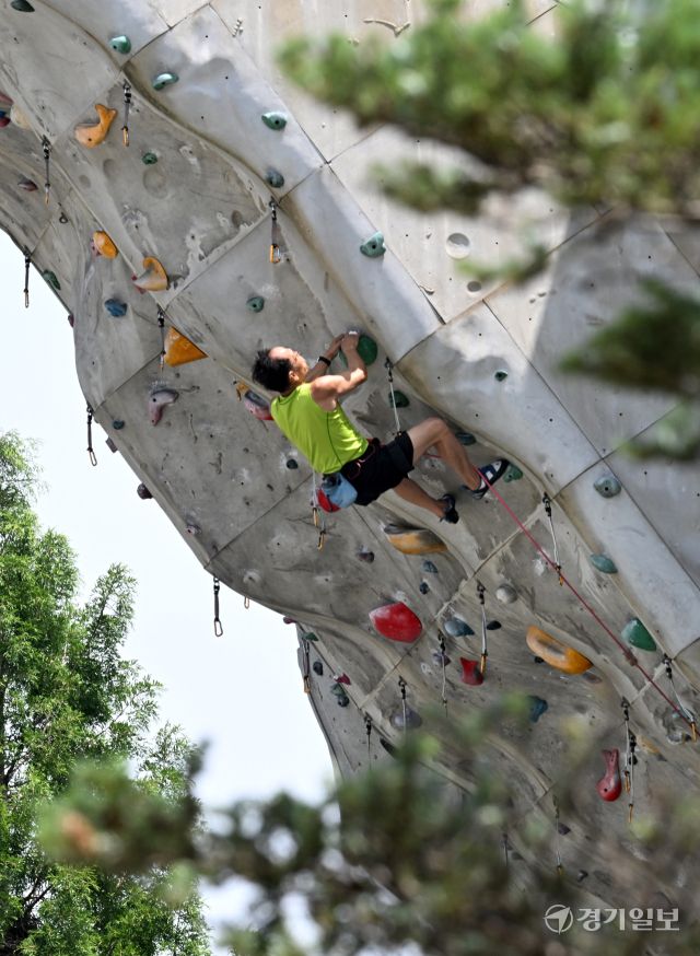 무더운 날씨를 보인 15일 인천 문학경기장 내 인공암벽장을 찾은 동호인이 스포츠클라이밍을 즐기고 있다.조병석기자