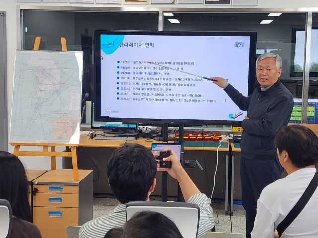 고철승 공항공사 제주항공무선표지소 소장이 한라레이더에 대해 설명하고 있다. 이병기기자