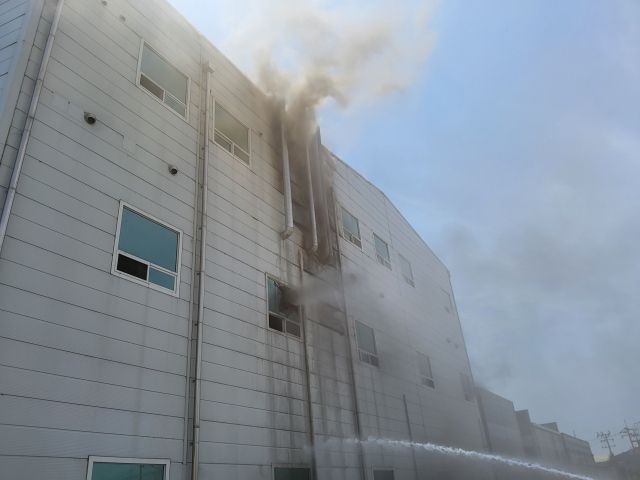 김포 양촌읍 화장품 제조공장 화재현장. 김포소방서 제공