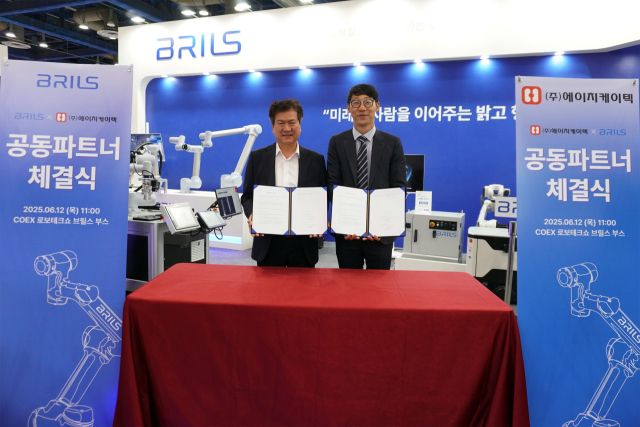 최근 서울 코엑스에서 열린 스마트테크 코리아 로보테크쇼에서 이해준 에이치케이텍 대표이사(왼쪽)와 전진 브릴스 대표이사가 파트너십을 맺은 뒤 기념촬영을 하고 있다. 브릴스 제공