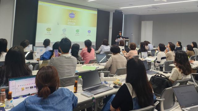 안양과천교육지원청은 14일 지역내 중·고등학교 교원을 대상으로 ‘하이러닝 및 에듀테크(캔바) 활용 교수학습 설계 실행 연수’를 개최했다. 안양과천교육지원청 제공.