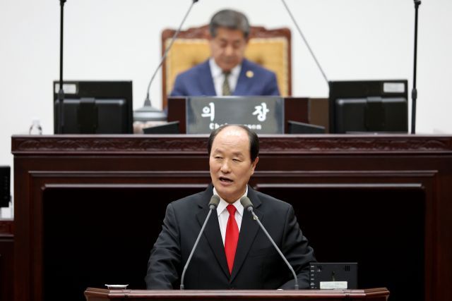 16일 인천시의회 본회의장에서 열린 제302회 제1차 정례회의 제2차 본회의에서 윤재상 인천시의원(국민의힘·강화군)이 시정질문을 하고 있다. 인천시의회 제공