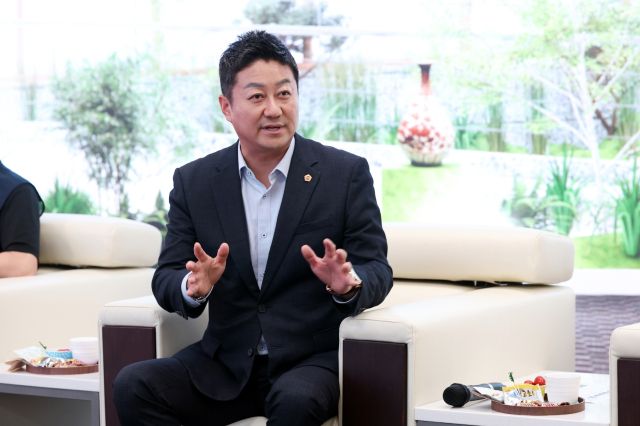 16일 김진경 경기도의회 의장(더불어민주당·시흥3)이 도의회 ‘예담채(禮談寨)’에서 청소원들과 정담회를 진행하고 있다. 경기도의회 제공