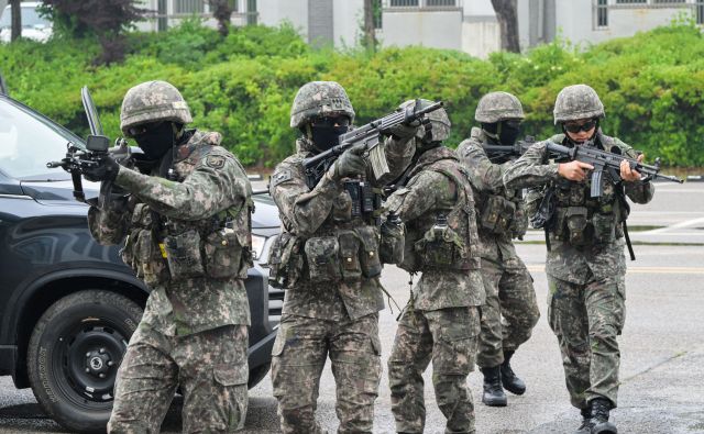 ‘2025 화랑훈련’이 시작된 16일 오후 광명시 노온사동 노온정수장에서 열린 국가중요시설 방호훈련에서 육군 제51보병사단 장병들이 드론 공격 대비 훈련을 하고 있다. 이번 훈련에는 육군 제51보병사단 승리대대, 광명지역 경찰, 소방 관계자 등 60여 명이 참여했다. 윤원규기자