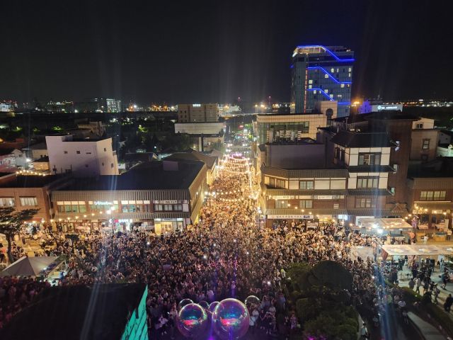 최근 인천 중구 개항장 일대에서 열린 ‘2025 인천개항장 국가유산 야행’에서 관람객들이 북적이고 있다. 인천관광공사 제공