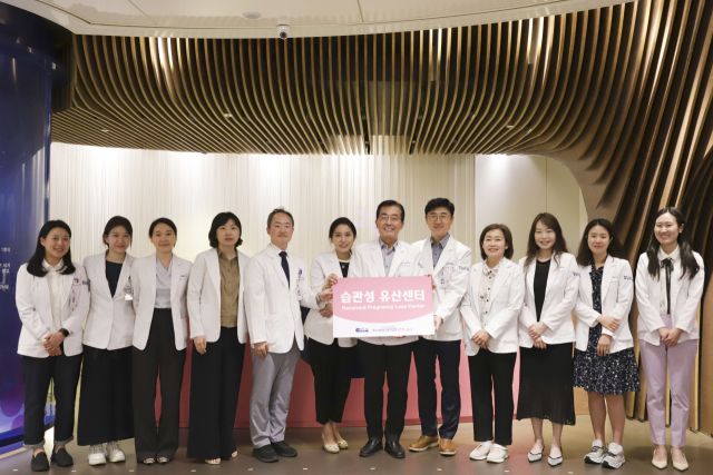 분당차여성병원 습관성 유산 센터 개소식에서 김지향 난임센터 소장(왼쪽 여섯 번째), 김영탁 분당차여성병원장(왼쪽 일곱 번째)이 습관성 유산 센터 의료진들과 기념 촬영을 하고 있다. 분당차병원 제공