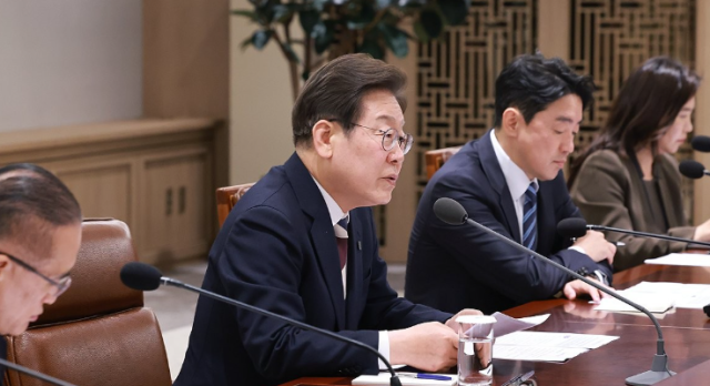 이재명 대통령이 4일 서울 용산 대통령실 청사에서 열린 '대통령 1호 명령, 비상경제점검 태스크포스(TF) 회의'에서 발언하고 있다. 연합뉴스