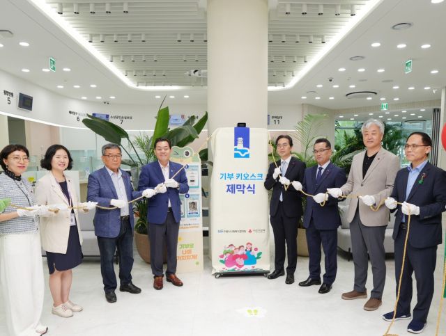 16일 오전 수원특례시청 ㅌ통합민원실에서 열린 ‘기부 키오스크 1호기 제막식’에서 이재준 시장과 김효진 경기사회복지공동모금회 사무처장, 장명찬 수원시사회복지협의회장 등이 기념촬영을 하고 있다. 수원특례시 제공