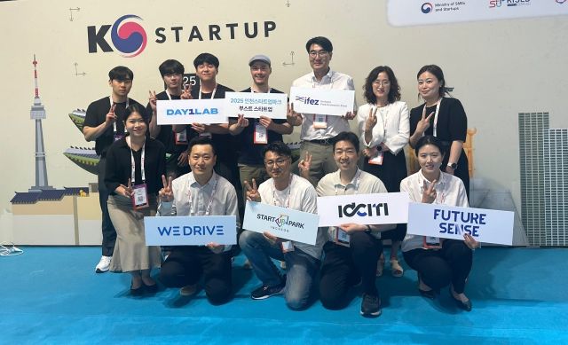 파리에서 열린 비바테크놀로지 2025에 참석한 인천지역 기업 관계자들이 기념 촬영을 하고 있다. 인천경제청 제공