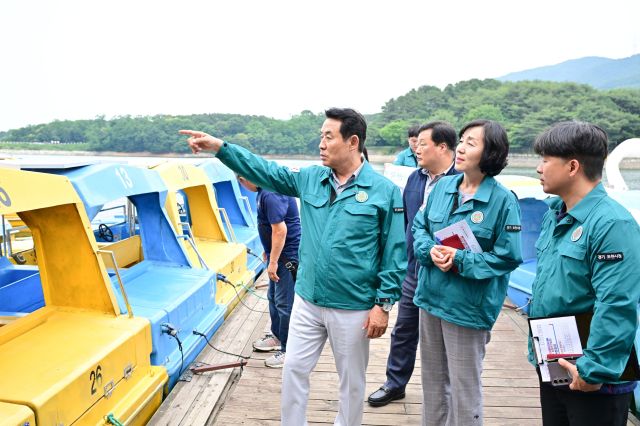 백영현 포천시장이 시 관계자들과 함께 여름철 수상레저 시설을 꼼꼼히 점검을 하고 있다. 포천시 제공.