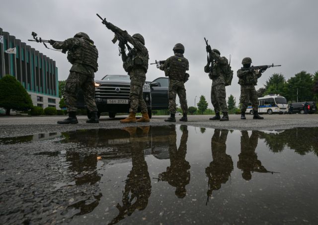 ‘2025 화랑훈련’이 시작된 16일 오후 광명시 노온사동 노온정수장에서 열린 국가중요시설 방호훈련에서 육군 제51보병사단 장병들이 드론 공격 대비 훈련을 하고 있다. 이번 훈련에는 육군 제51보병사단 승리대대, 광명지역 경찰, 소방 관계자 등 60여 명이 참여했다. 윤원규기자