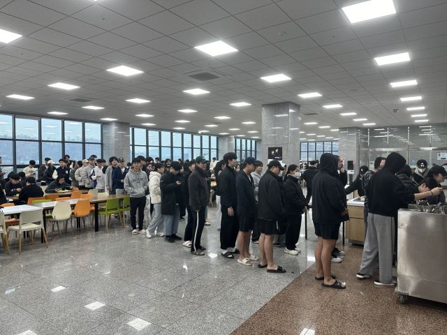 가천대 학생들이 대학 제3학생생활관 학생식당에서 '천원의 아침밥'을 이용하고 있다. 가천대 제
