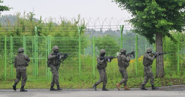 ‘2025 화랑훈련’이 시작된 16일 오후 광명시 노온사동 노온정수장에서 열린 국가중요시설 방호훈련에서 육군 제51보병사단 장병들이 드론 공격 대비 훈련을 하고 있다. 이번 훈련에는 육군 제51보병사단 승리대대, 광명지역 경찰, 소방 관계자 등 60여 명이 참여했다. 윤원규기자