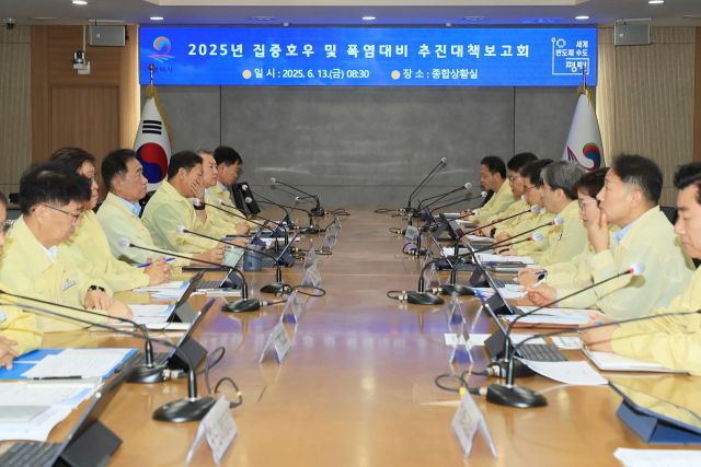 정장선 평택시장이 최근 시청 종합상황실에서 열린 ‘2025 집중호우 및 폭염대비 추진대책보고회’에서 관계자들과 여름철 재난 예방 준비 현황에 대해 점검하고 있다. 평택시 제공