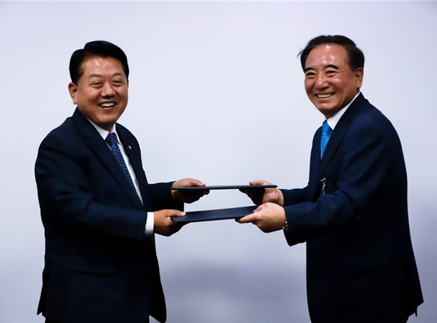 김병주 의원(좌측)과 김광수 ㈜빙그레 대표이사 사장이 16일 지역상생발전 협약식을 갖고 기념촬영을 하고 있다. 의원실 제공