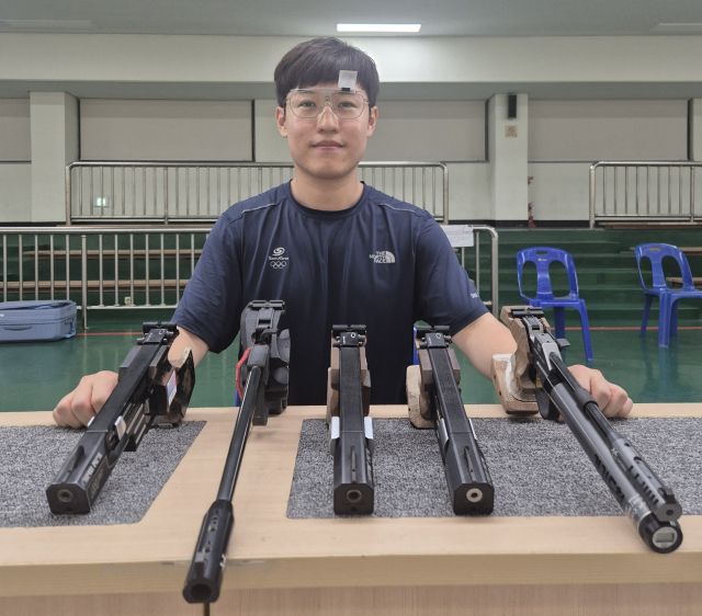 전천후 권총선수 조영재가 자신이 사용하고 있는 권총 5개 종목의 총기 앞에서 포즈를 취하고 있다.황선학기자