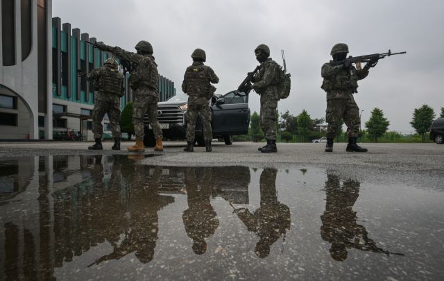 ‘2025 화랑훈련’이 시작된 16일 오후 광명시 노온사동 노온정수장에서 열린 국가중요시설 방호훈련에서 육군 제51보병사단 장병들이 드론 공격 대비 훈련을 하고 있다. 이번 훈련에는 육군 제51보병사단 승리대대, 광명지역 경찰, 소방 관계자 등 60여 명이 참여했다. 윤원규기자