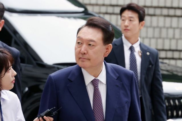 16일 서울 서초구 서울중앙지방법원에서 열린 내란 우두머리 혐의·직권남용 권리행사 방해 혐의 사건 7차 공판에 출석한 윤석열 전 대통령. 연합뉴스