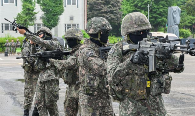 ‘2025 화랑훈련’이 시작된 16일 오후 광명시 노온사동 노온정수장에서 열린 국가중요시설 방호훈련에서 육군 제51보병사단 장병들이 드론 공격 대비 훈련을 하고 있다. 이번 훈련에는 육군 제51보병사단 승리대대, 광명지역 경찰, 소방 관계자 등 60여 명이 참여했다. 윤원규기자