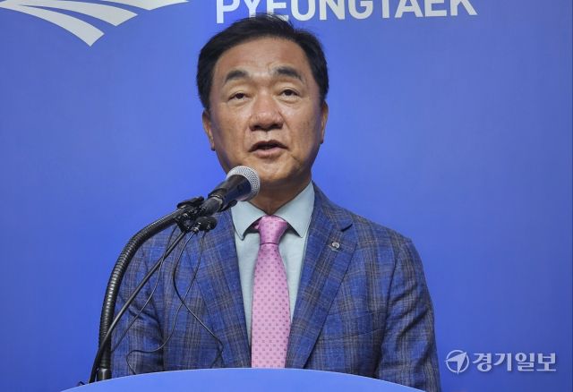 정장선 평택시장이 16일 오후 시청 언론브리핑을 통해 평택 고덕신도시 내 국제학교를 운영할 최종 선정 학교를 발표하고 있다. 윤동현기자