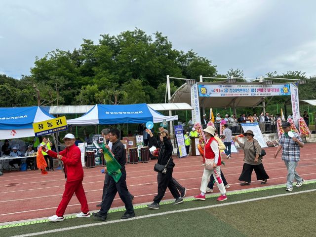 제20회 설성면민의 날 기념 한마음 체육대회에서 각 마을별로 입장식을 갖고 있다. 이천시 제공.