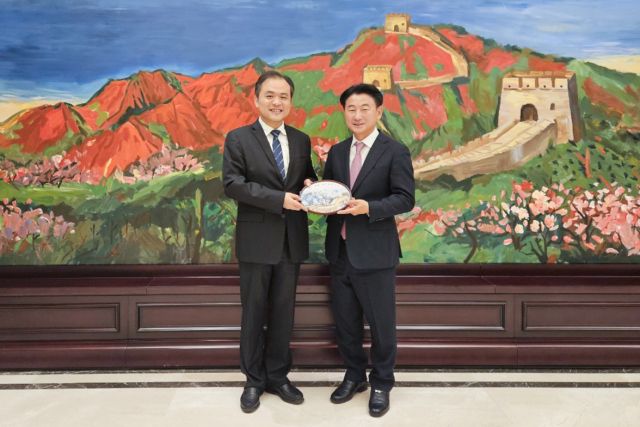 김동근 의정부시장이 중국 자매도시 단둥시장과 기념촬영을 하고 있다. 의정부시 제공