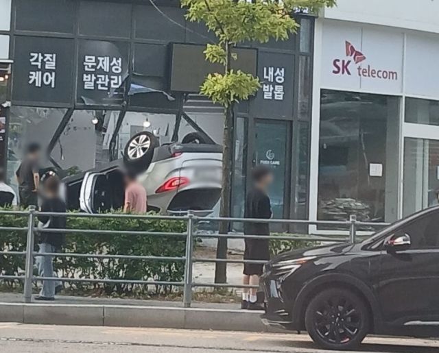 16일 오후 용인 기흥역 인근에서 사고로 전복된 SUV 차량이 상가를 들이받는 사고가 발생했다. 사진은 사고 현장. 독자 제공