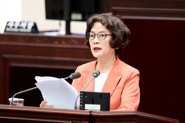 신영희 인천시의원(국민의힘·옹진군)이 16일 시의회 본회의장에서 열린 제302회 정례회 제2차 본회의에서 시정질문을 하고 있다. 시의회 제공