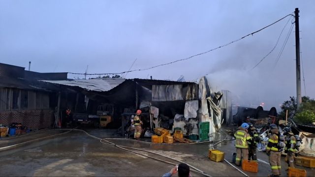 평택 현덕면 화양리 창고 화재현장. 평택소방서 제공