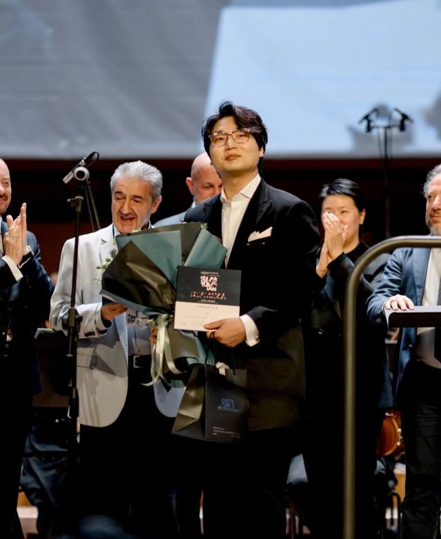 지난 12일 아르메니아 예레반 아람 하차투리안 콘서트홀에서 열린 하차투리안 국제 콩쿠르에서 최재혁 지휘자가 심사위원 특별상을 수상한 뒤 기념촬영을 하고 있다. 하차투리안 국제 콩쿠르 공식 인스타그램 갈무리