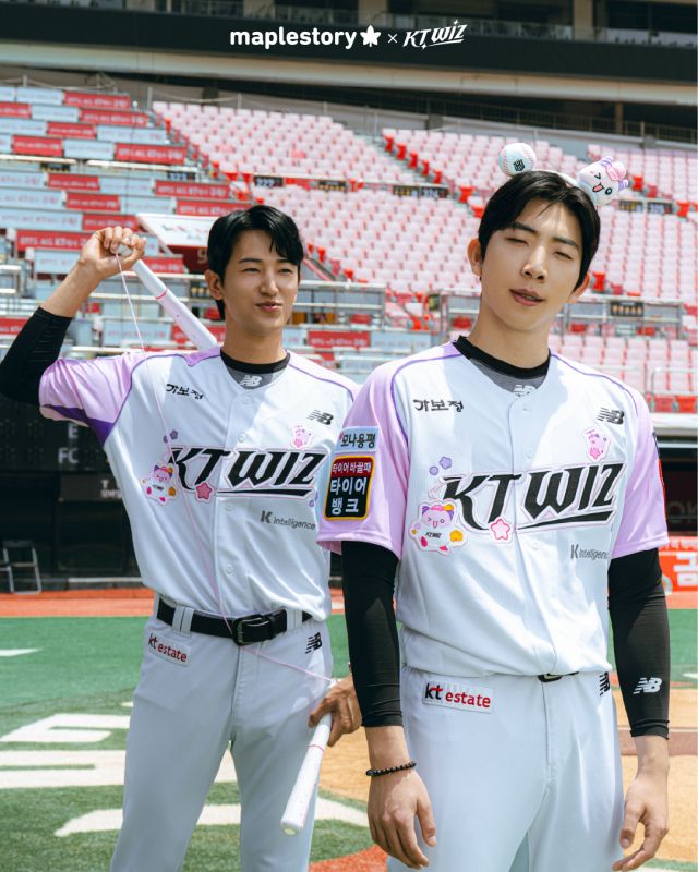 메이플스토리 인기 캐릭터인 핑크빈으로 디자인한 컬래버레이션 유니폼을 착용한 KT 위즈의 투수 고영표(왼쪽)와 오원석. KT 위즈 제공
